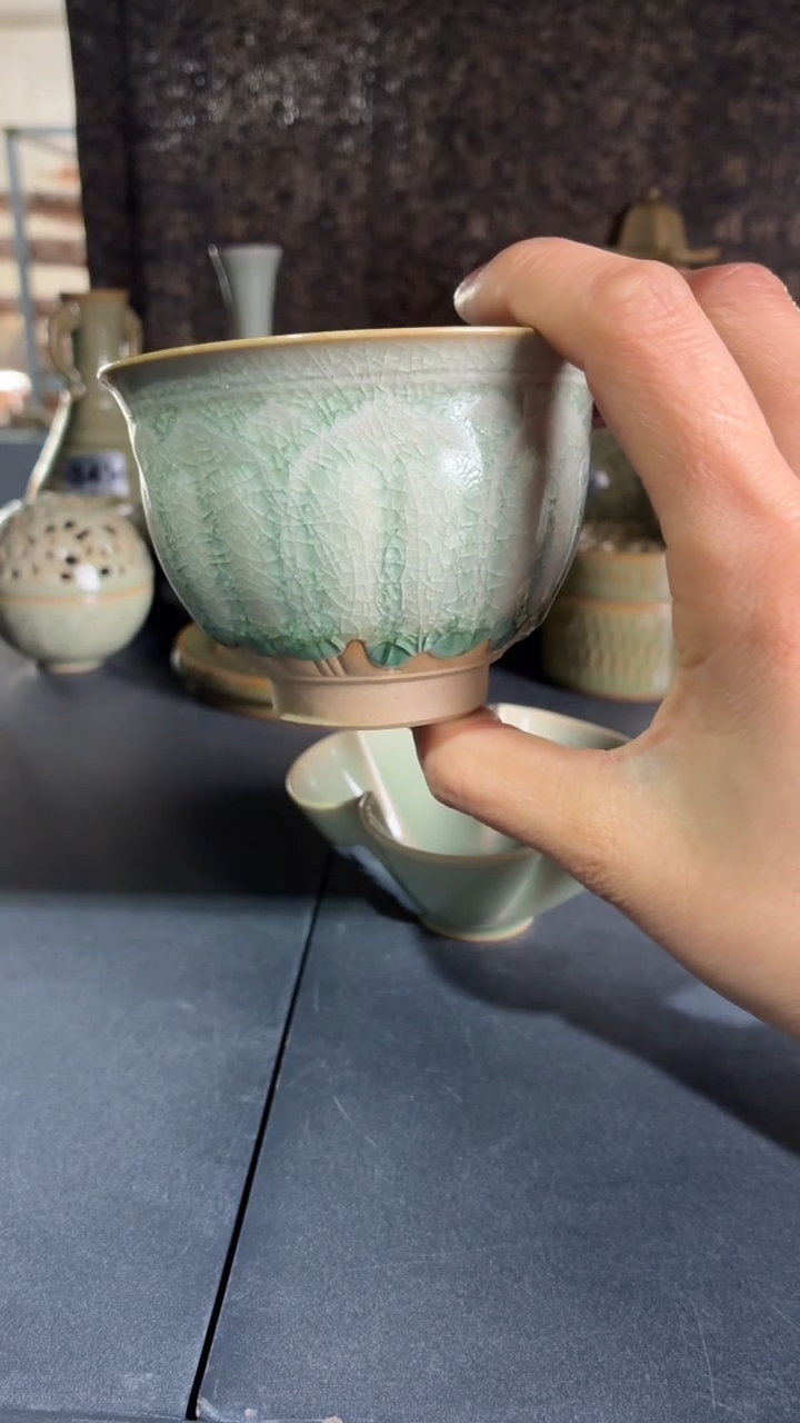 耀州窑仰山薄****?百级碎莲瓣杯微瑕