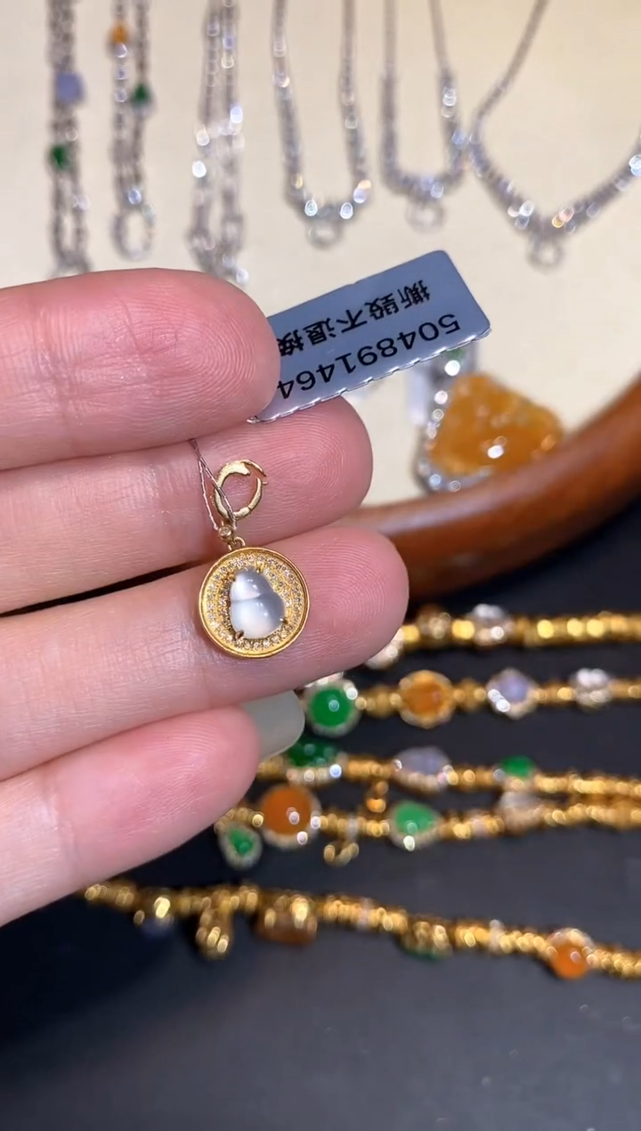 颈饰18K金镶嵌翡翠吊坠