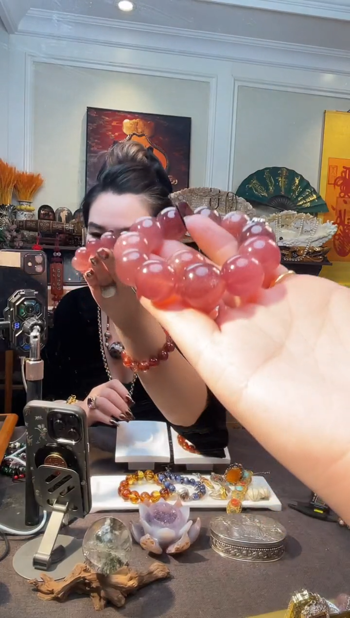 琉璃/树脂/塑料类Z****N草莓手串