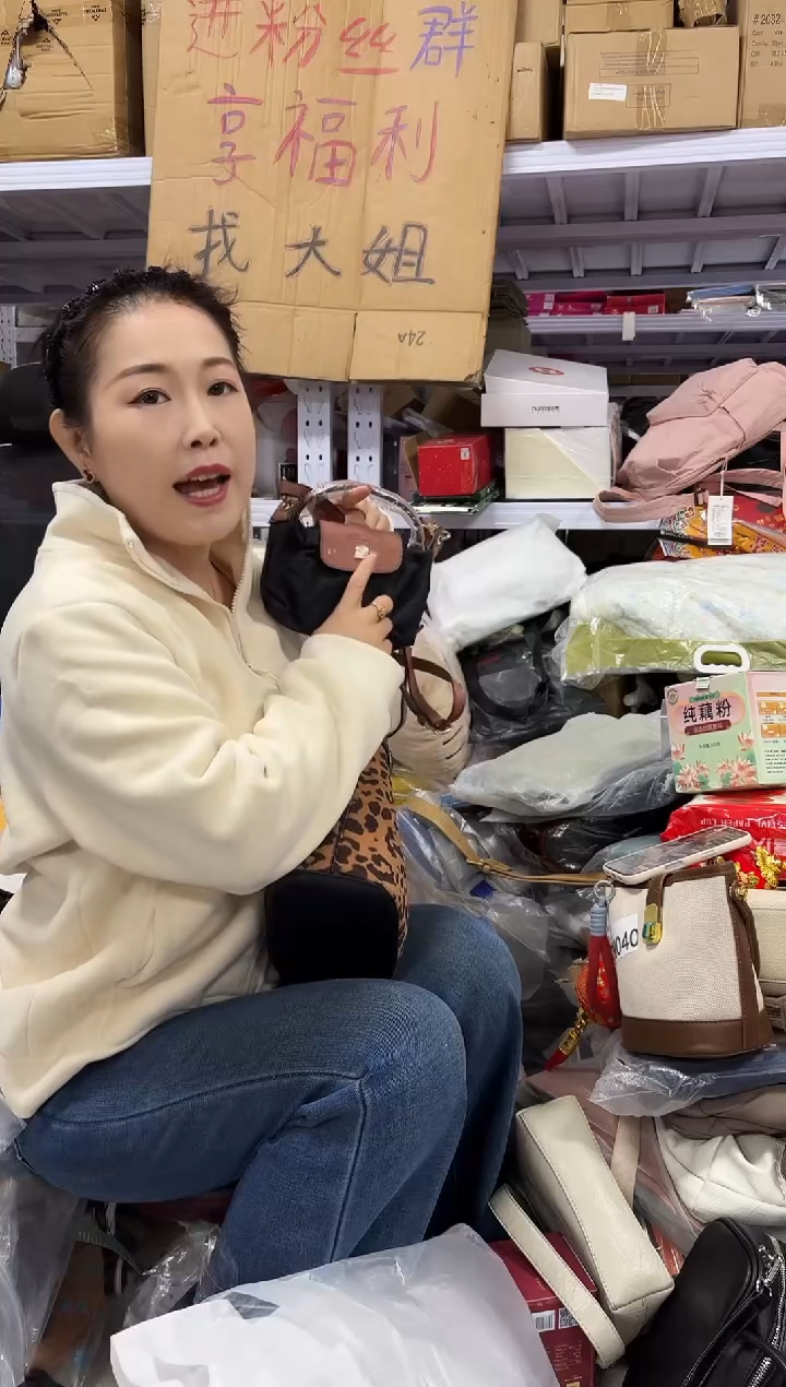 PVC点点小红心 没关注的关注一下主播