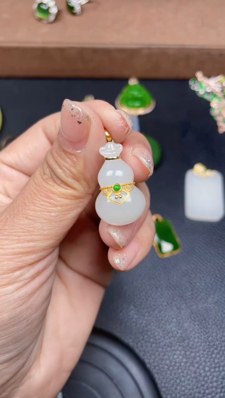 颈饰18K金镶嵌和田玉F27