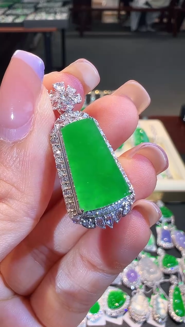 【闪购商品】翡翠吊坠(不含链)18K金镶嵌翡翠