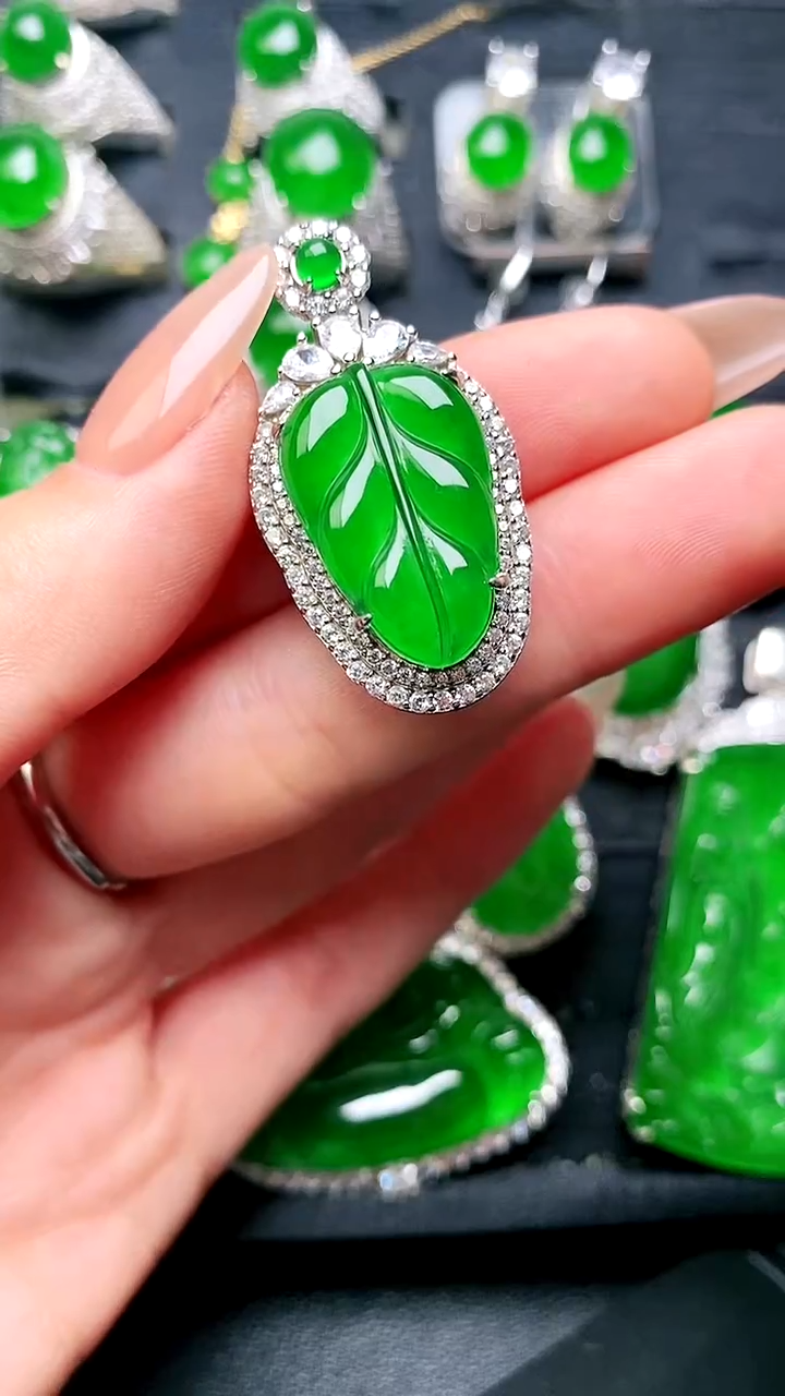 【闪购商品】翡翠吊坠(赠链)未镶嵌叶子吊坠