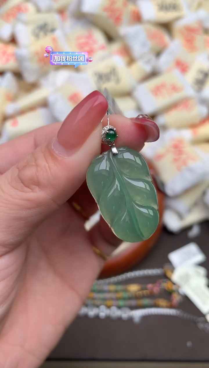 翡翠挂件18K金镶嵌—