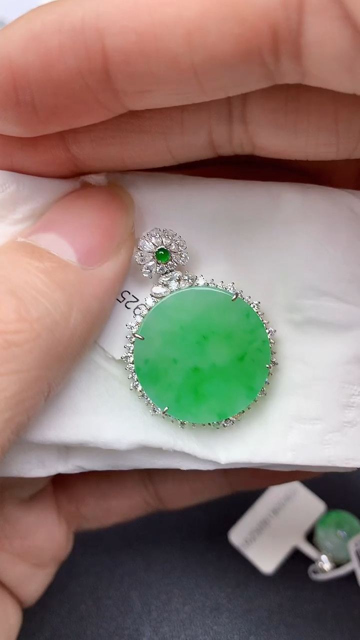 颈饰18K金镶嵌翡翠a货假一赔三支持复检百元上9元证书费自理