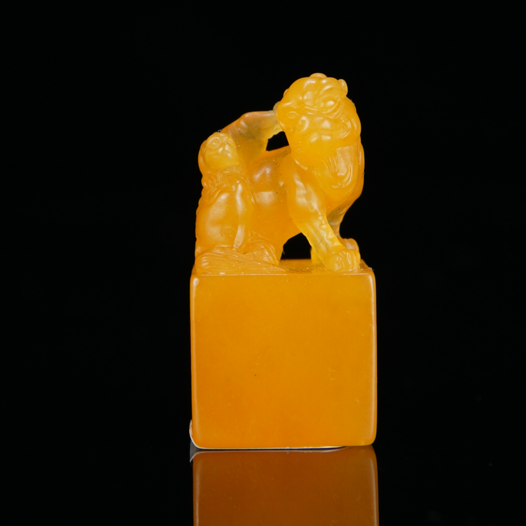 lot-002 寿山田黄石《母子情深》钮章 17.9克 18*18*35