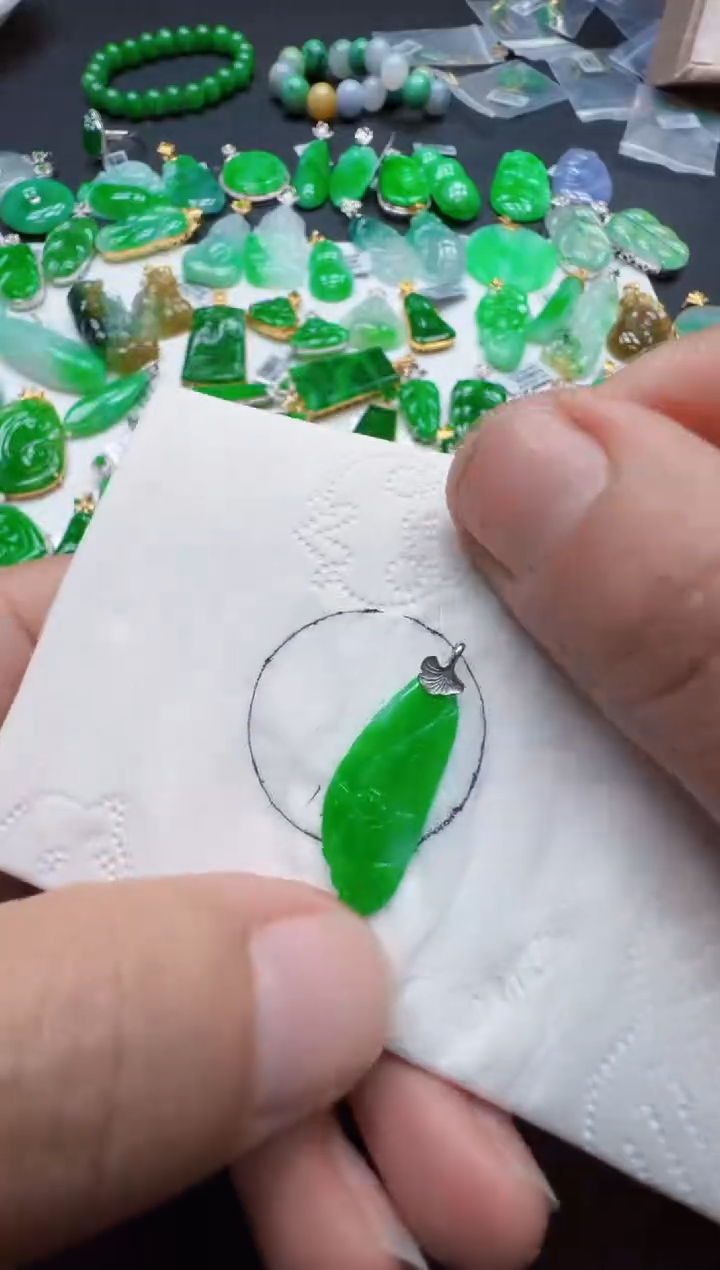 【闪购商品】翡翠吊坠(不含链)18K金镶嵌1380