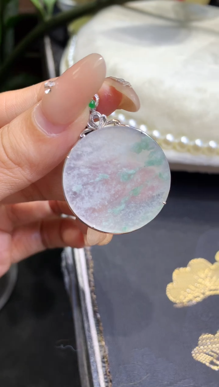 18K金镶嵌挂件翡翠无事牌