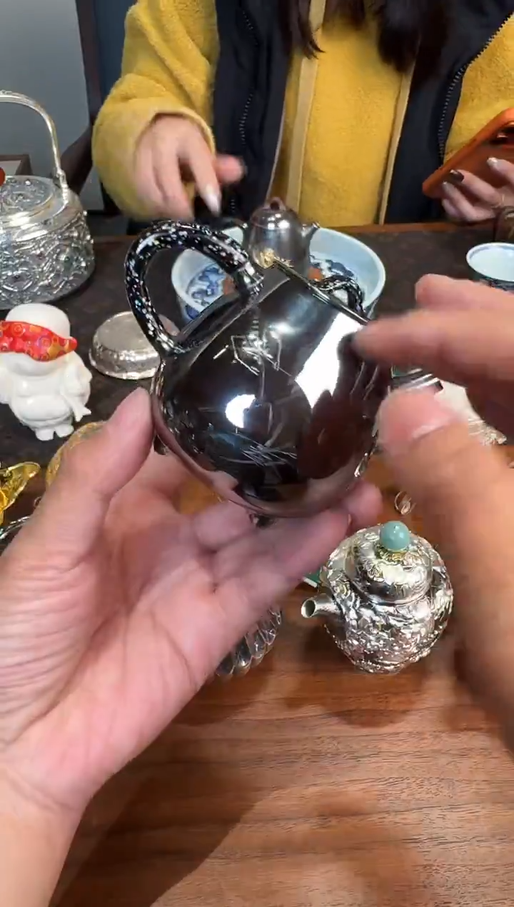 -手敲錾刻玄紫虾趣三足壶