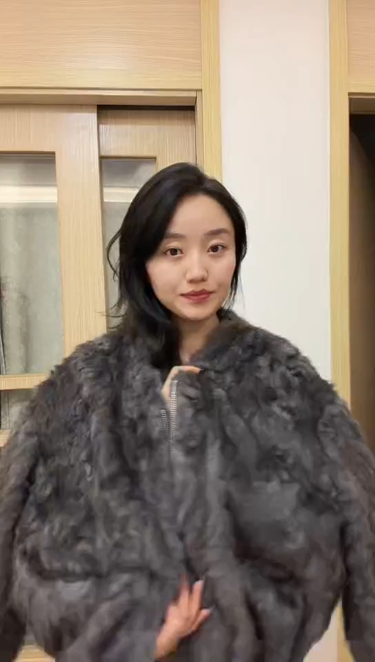 索南措姆衣服深灰色