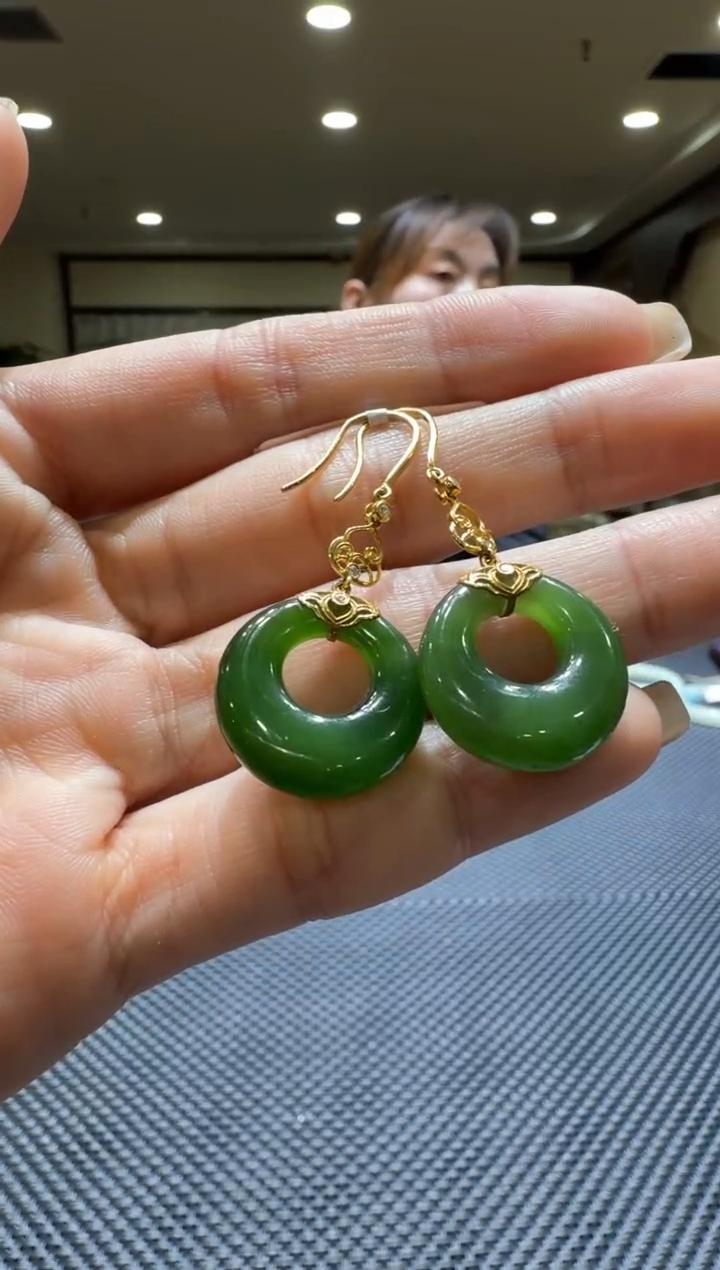 颈饰18K金镶嵌和田玉耳饰一对