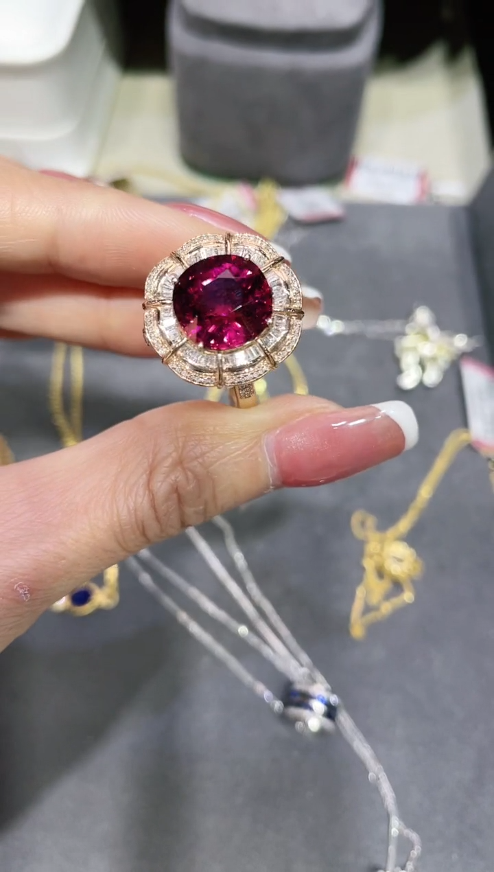 18K金镶嵌天然碧玺戒指