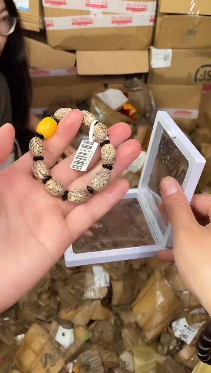 木质非金属捧月文创福利闪购商品无礼盒