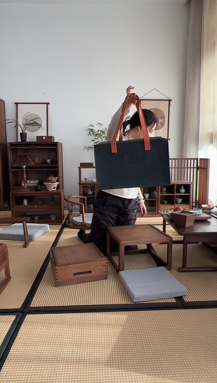 木（非红木类）小茶台毛毡包一个