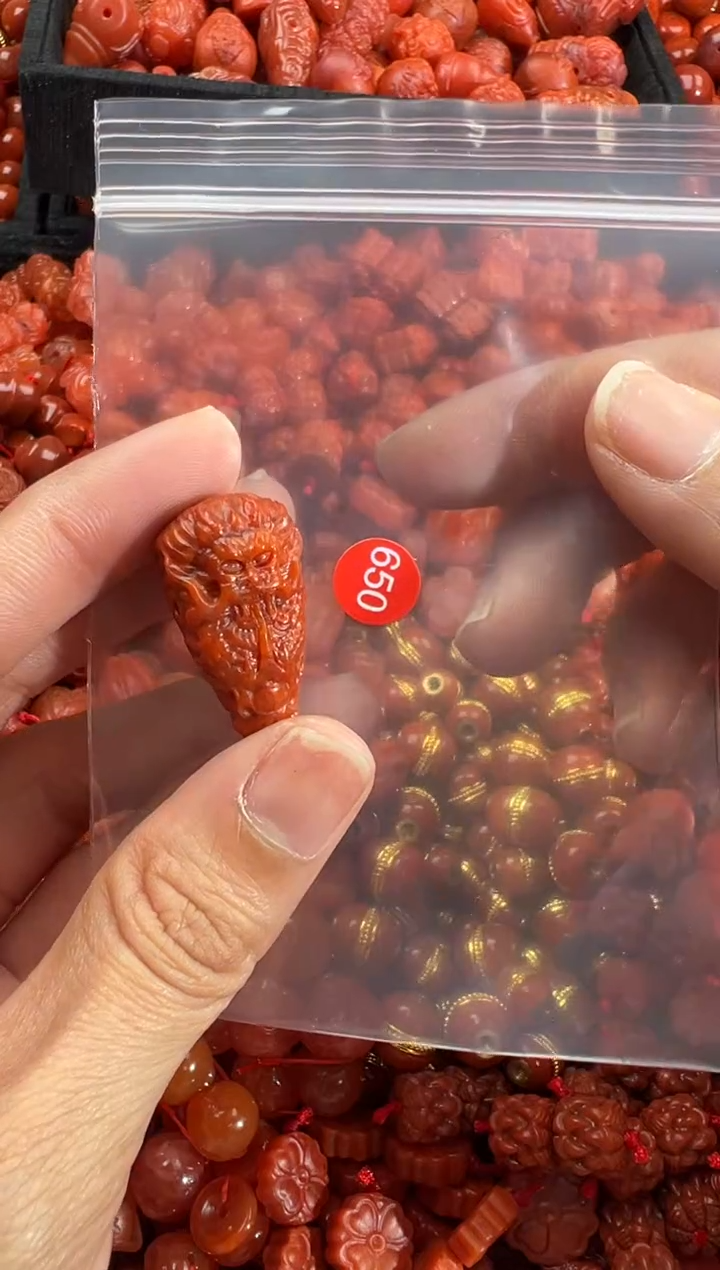 南红玛瑙未镶嵌颈饰1