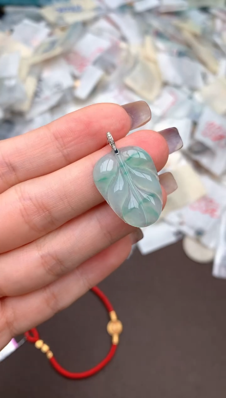18K金镶嵌挂件翡翠一
