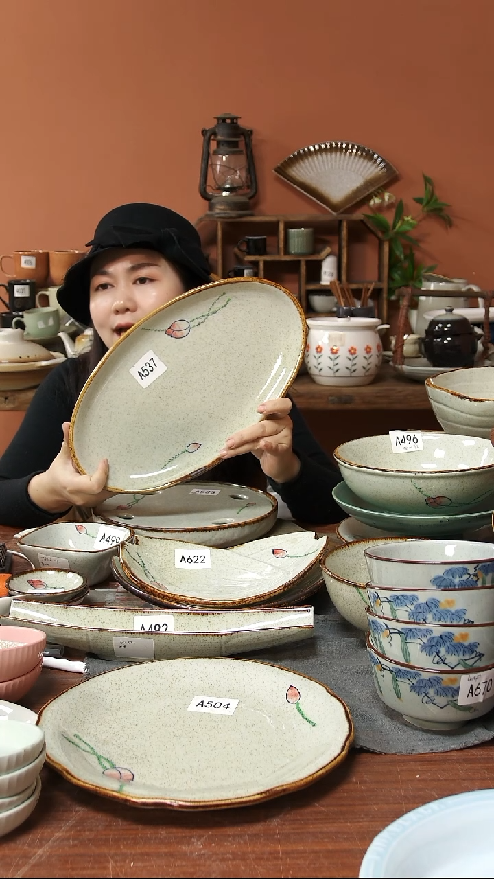 陶瓷A537 一只手绘荷花黑点椭圆鱼盘35*20可能微瑕