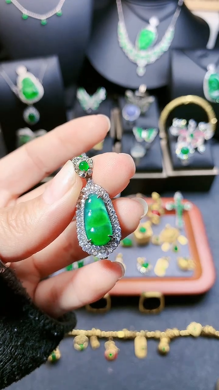 【闪购商品】翡翠吊坠(赠链)未镶嵌吊坠