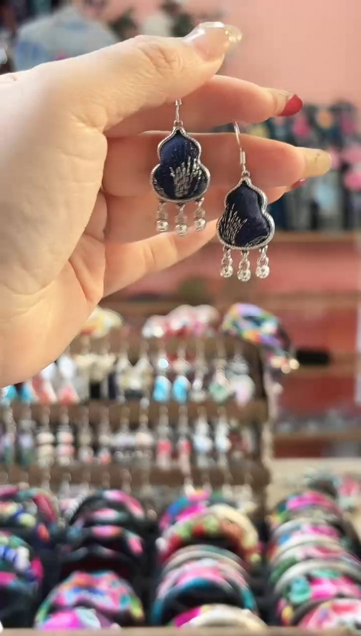 织绣彩云南阁老绣饰品9