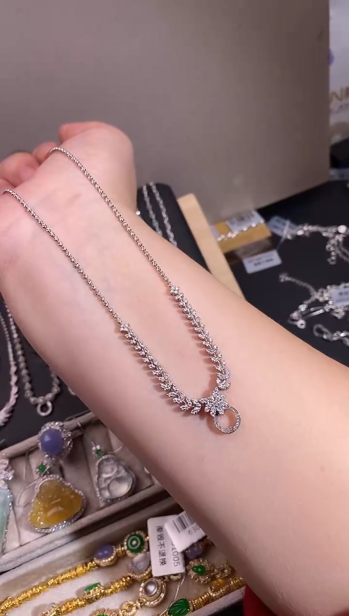 颈饰18K金镶嵌钻石项链