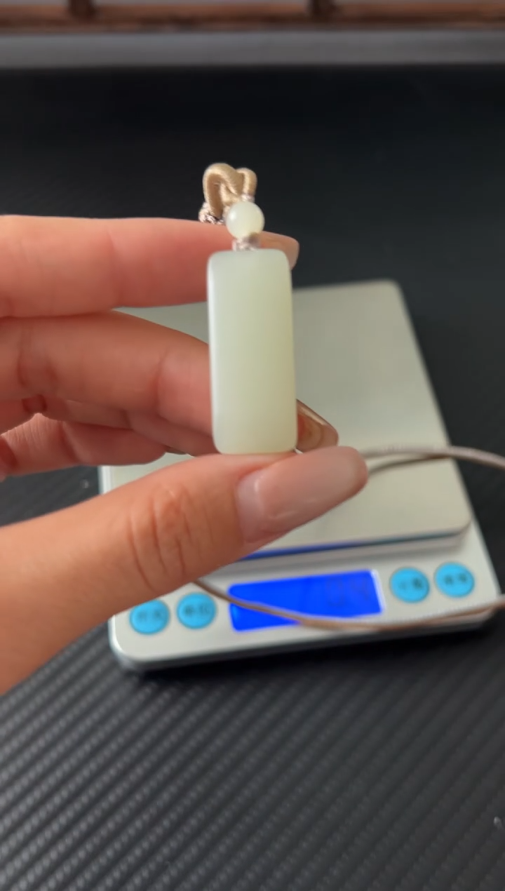 吊坠(赠链)未镶嵌和田玉且末微色差迪克兰一细吊坠