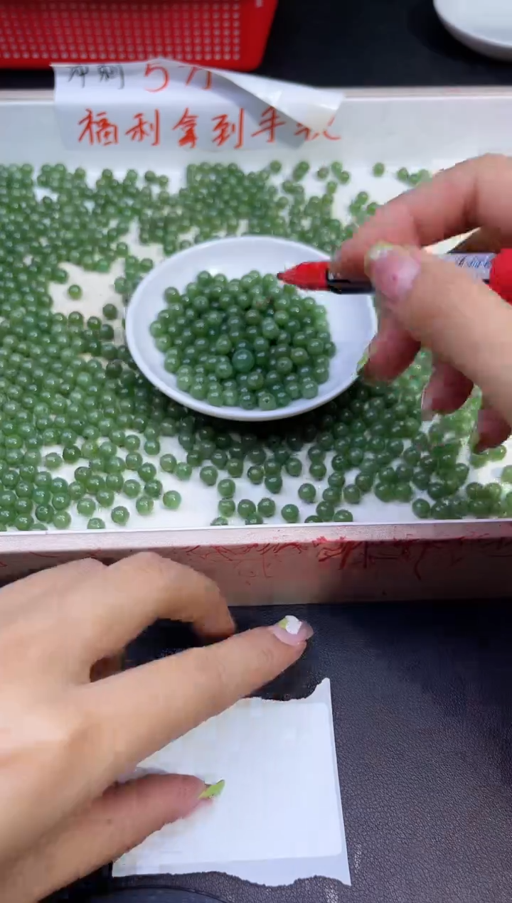 【闪购商品】和田玉散珠未镶嵌菠菜绿Q80 8MM 30颗