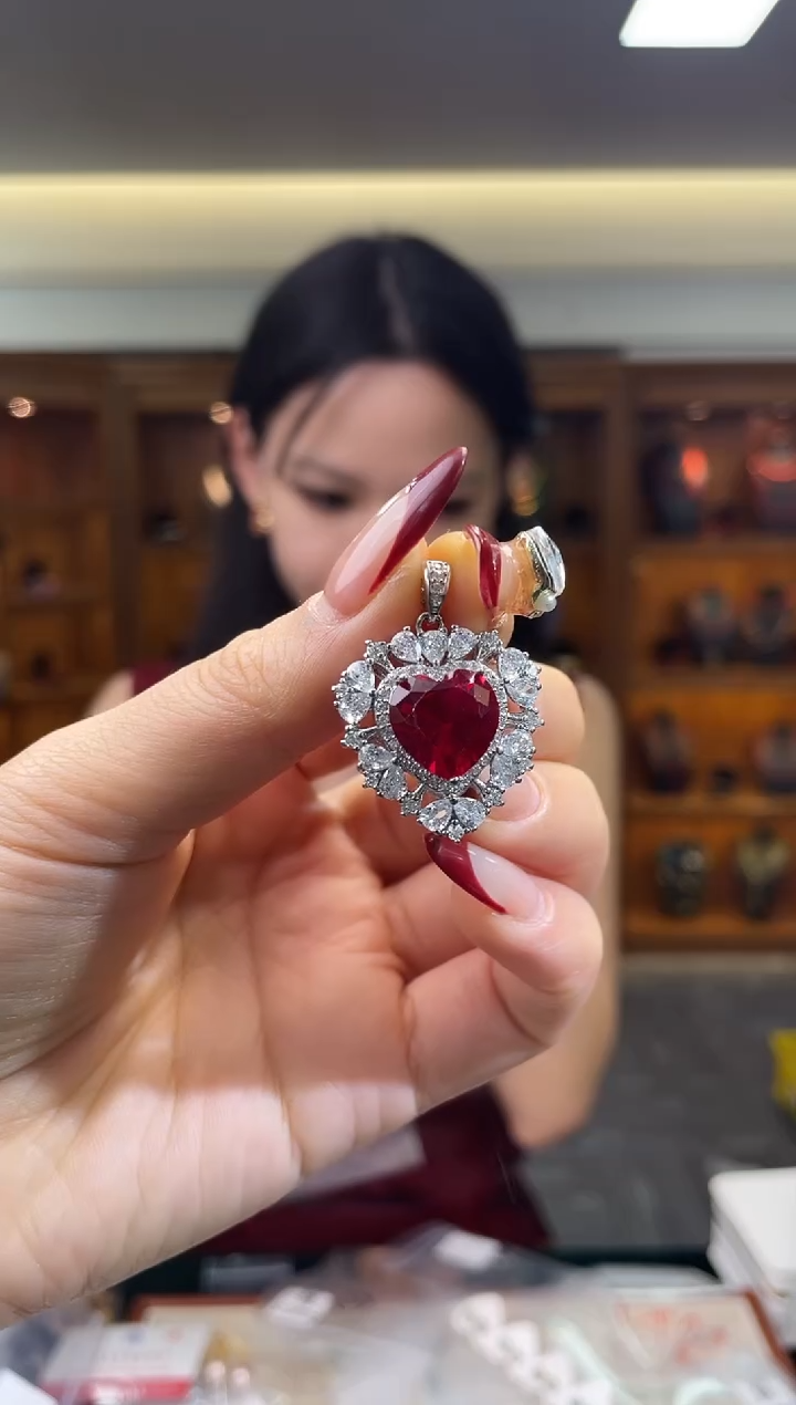 颈饰未镶嵌红宝石（多样性发一件）