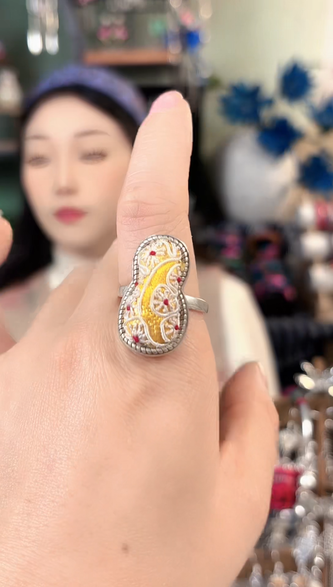 彩云南阁非遗老绣饰品138