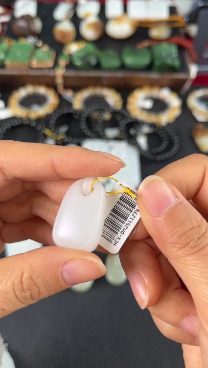 颈饰未镶嵌和田玉一**月吊坠