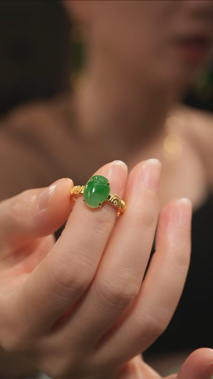 翡翠戒指18K金镶嵌冰绿翡翠寿桃戒指