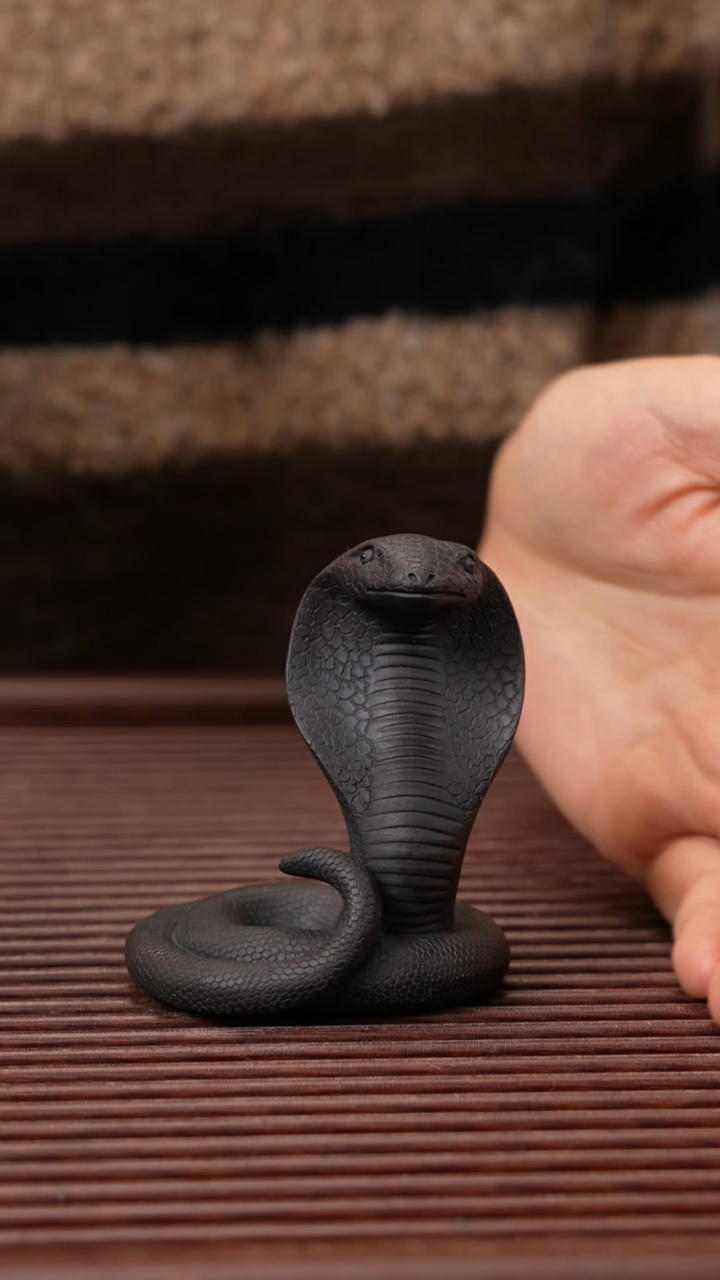 【闪购商品】紫砂茶宠黑朱泥 眼镜蛇