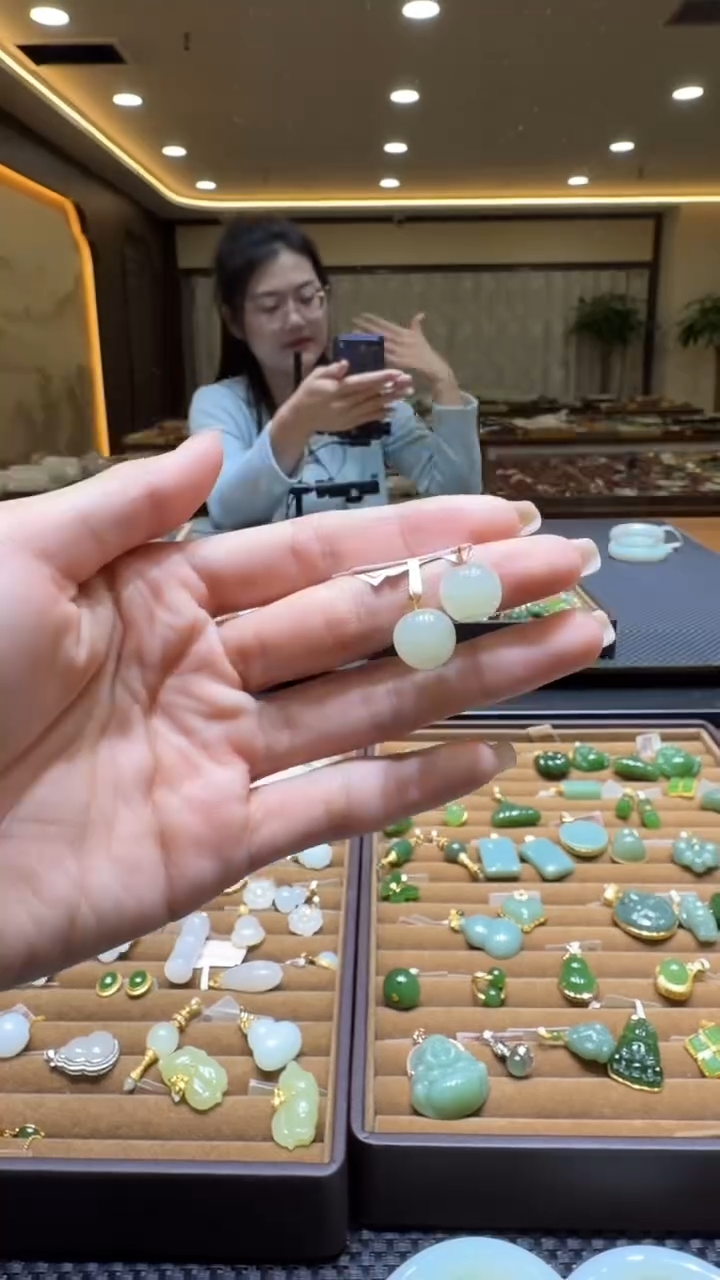 颈饰18K金镶嵌和田玉吊坠