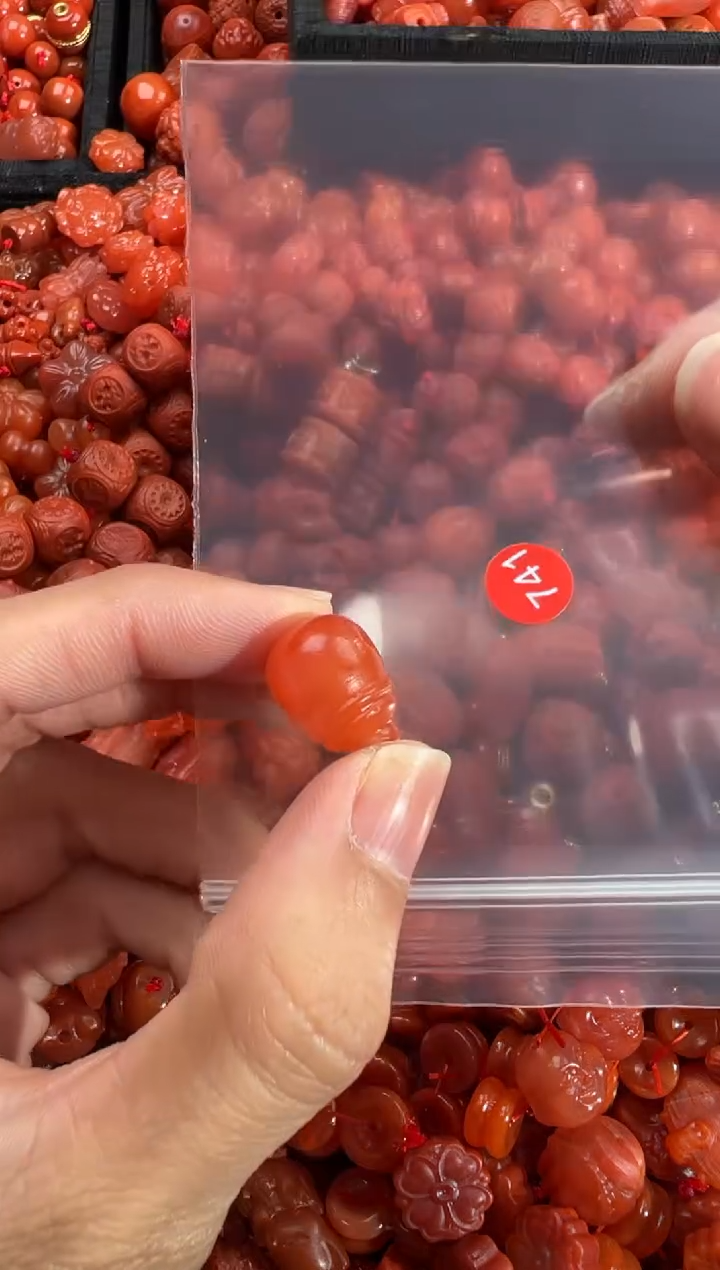 南红玛瑙未镶嵌颈饰1