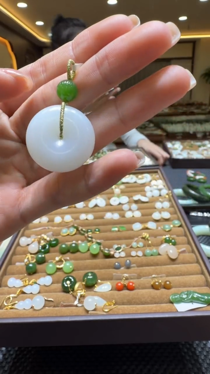 颈饰未镶嵌和田玉挂件