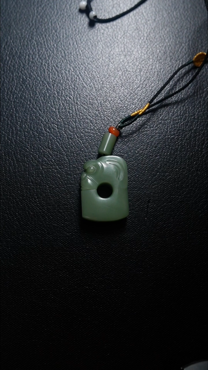 颈饰未镶嵌和田玉猪龙吊坠