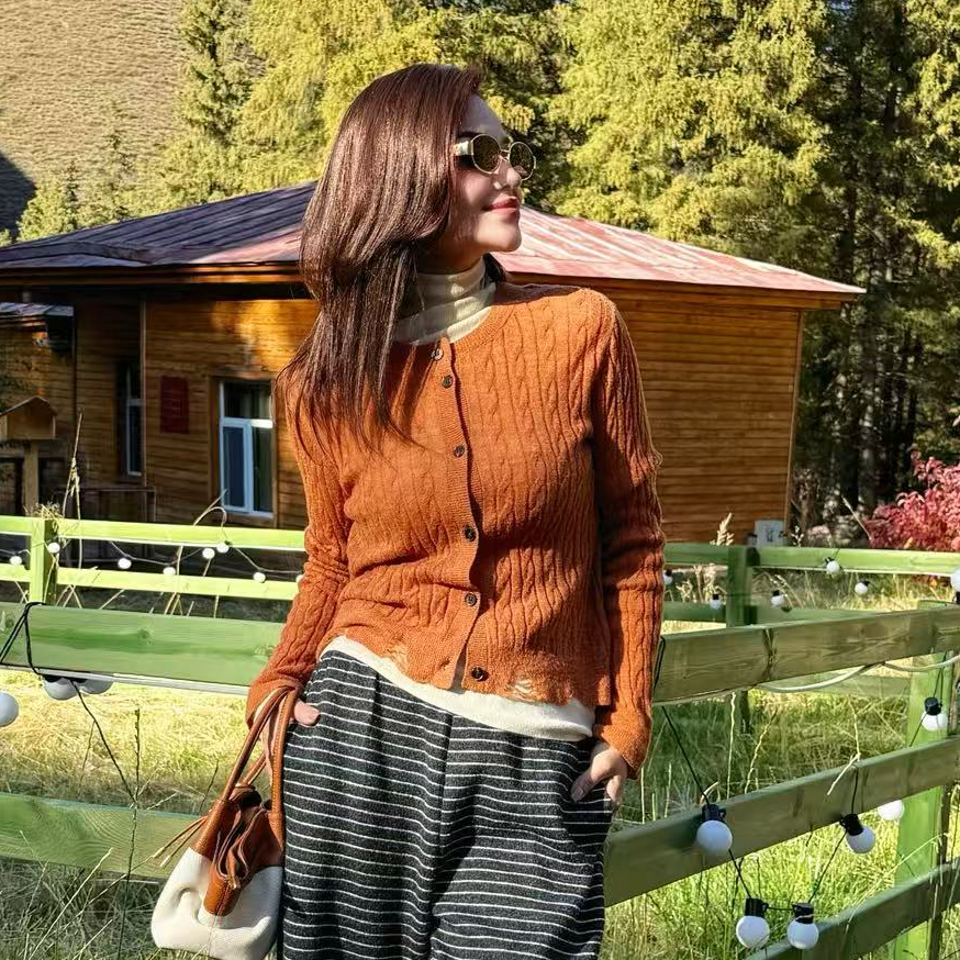 MUBINE 秋冬季爆款超百搭圆领小麻花长袖针织开衫毛衣 25210