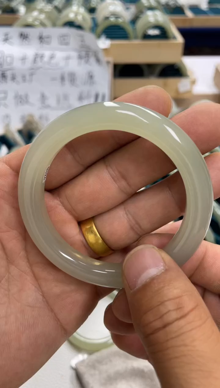 未镶嵌手镯和田玉小**蒲和田玉手镯