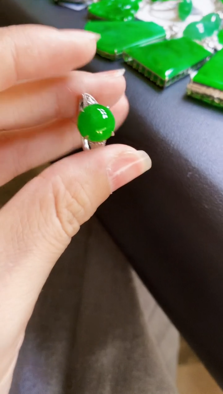 颈饰18K金镶嵌翡翠戒指