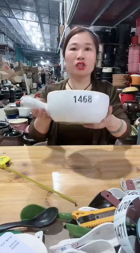 1468瑕疵白色手把锅，，