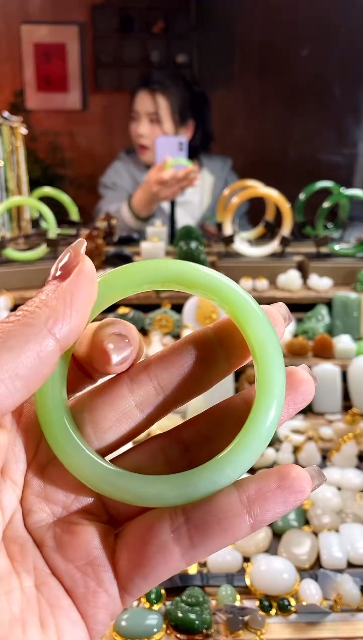 【闪购商品】和田玉手镯未镶嵌。