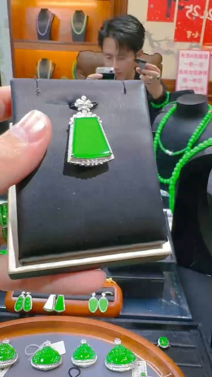 【闪购商品】翡翠吊坠(赠链)18K金镶嵌天然A货翡翠