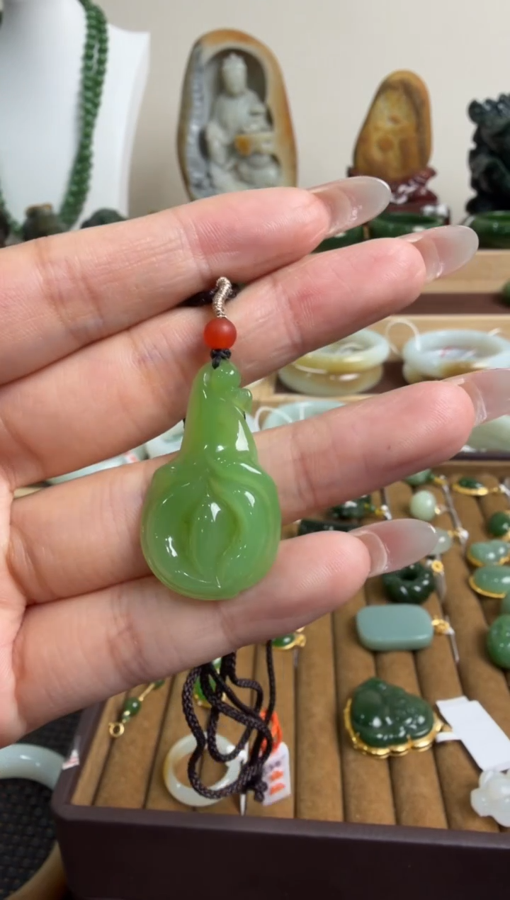 颈饰未镶嵌和田玉吊坠