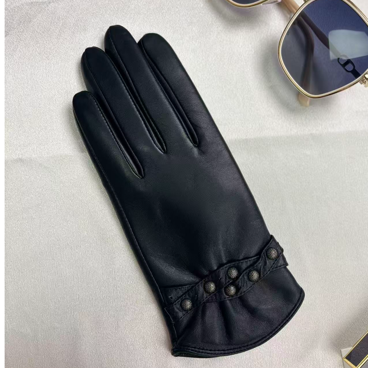 真皮手套女士修手显瘦触屏铆钉绵羊皮女款黑色