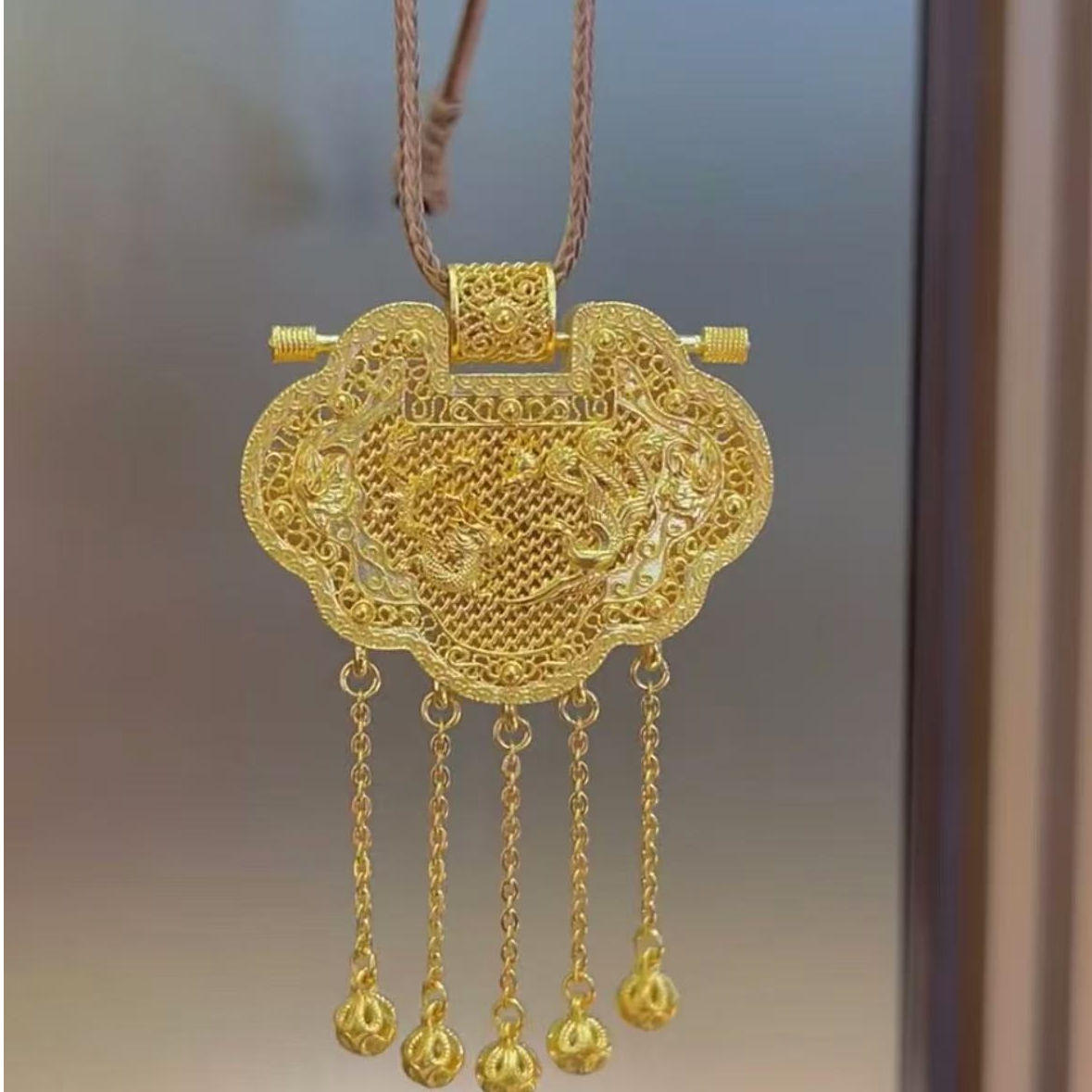 Chow Tai Seng/周大生足金天子门生龙凤呈祥锁包