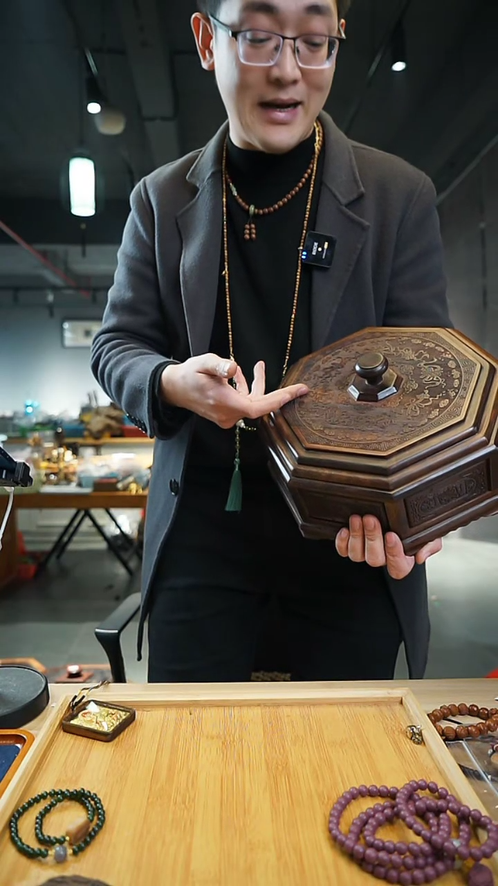 【闪购商品】H114 酸枝孤品雕刻八宝果盘