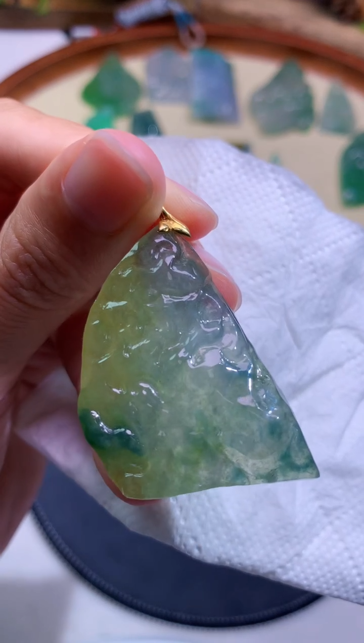 翡翠未镶嵌颈饰 