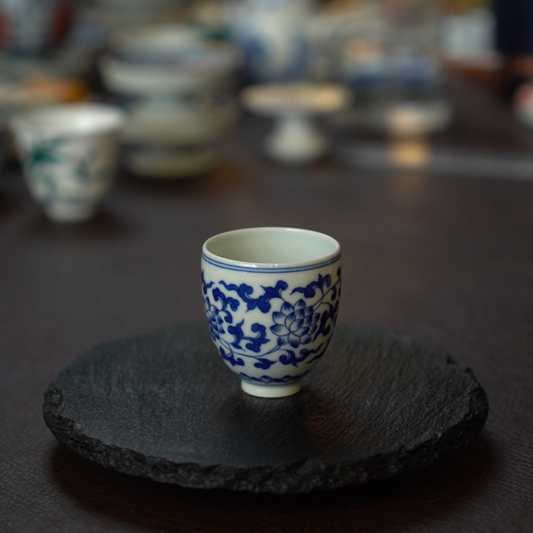 全手绘洗染青花缠枝莲铃铛杯