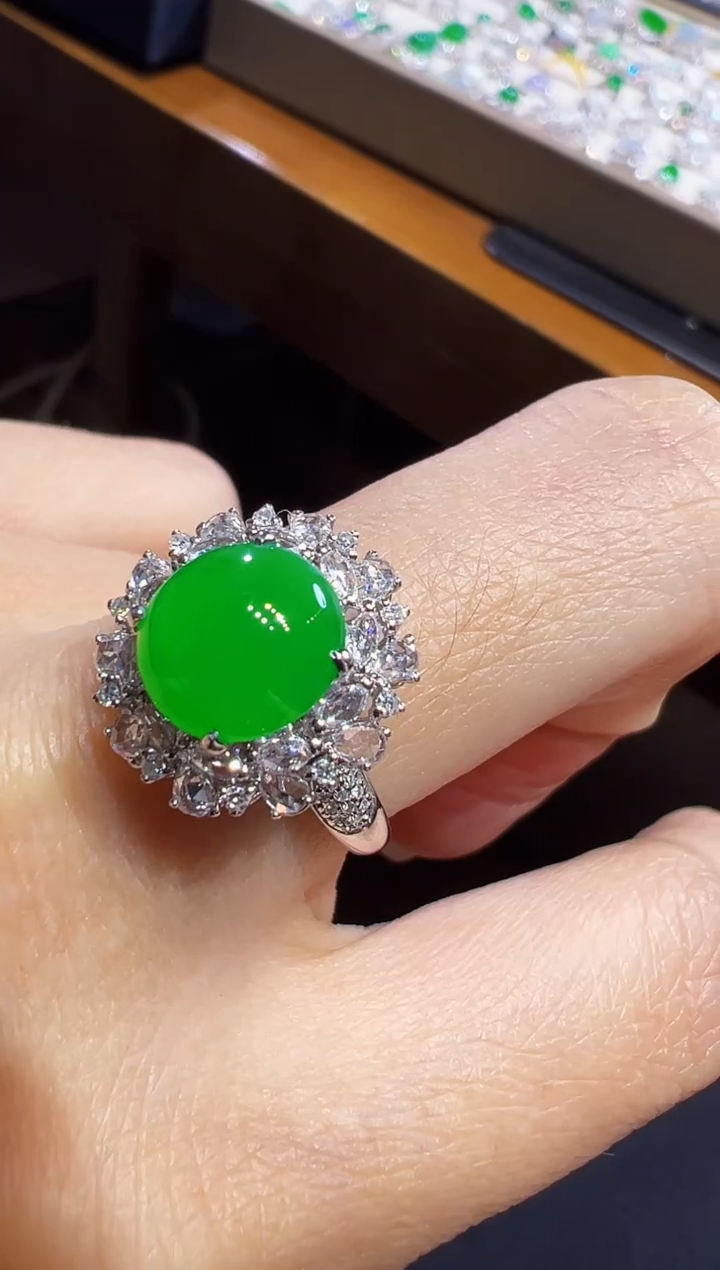 18K金镶嵌戒指翡翠蛋面