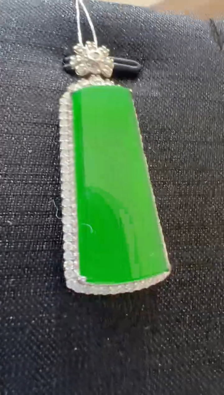 【闪购商品】翡翠吊坠(不含链)18K金镶嵌         