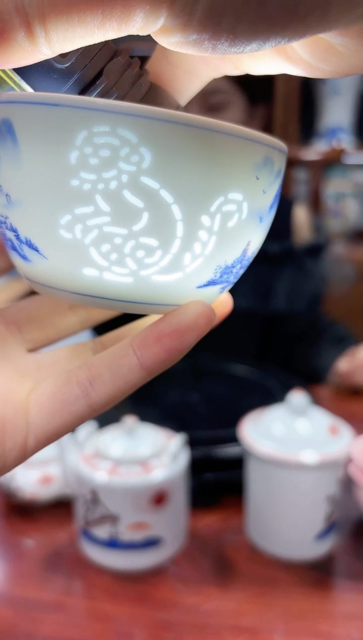 A35景德镇青花玲珑罗汉杯（猴）